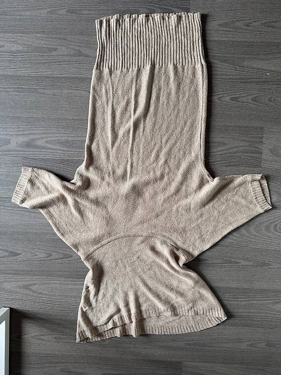 Kleider: Robe pull beige à col roulé et manches courtes – Gebraucht aus Plan-les-ouates von Jordane.S