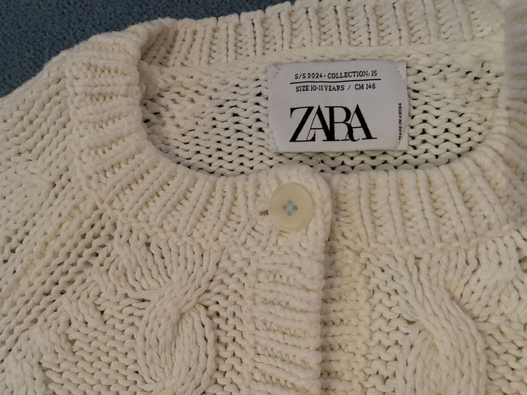 Zara Lotti & Set di vestiti: ZARA, Süsses Set: Jeans und Strickjacke, Grösse 134 – Usato da Wiesendangen venduto da Babalegi 3