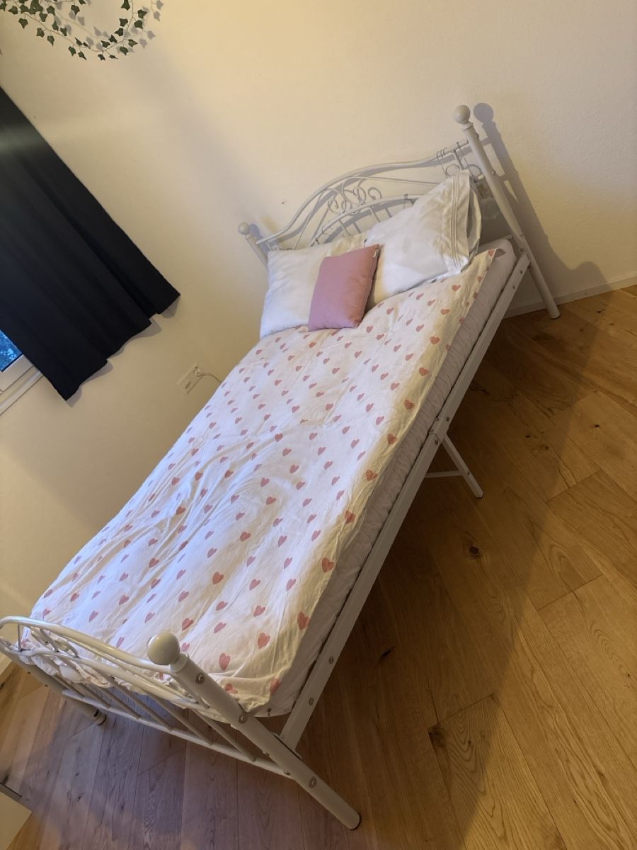 Letti: Small doublebed metal  frame white in good condition – Usato da Zürich venduto da geevee02