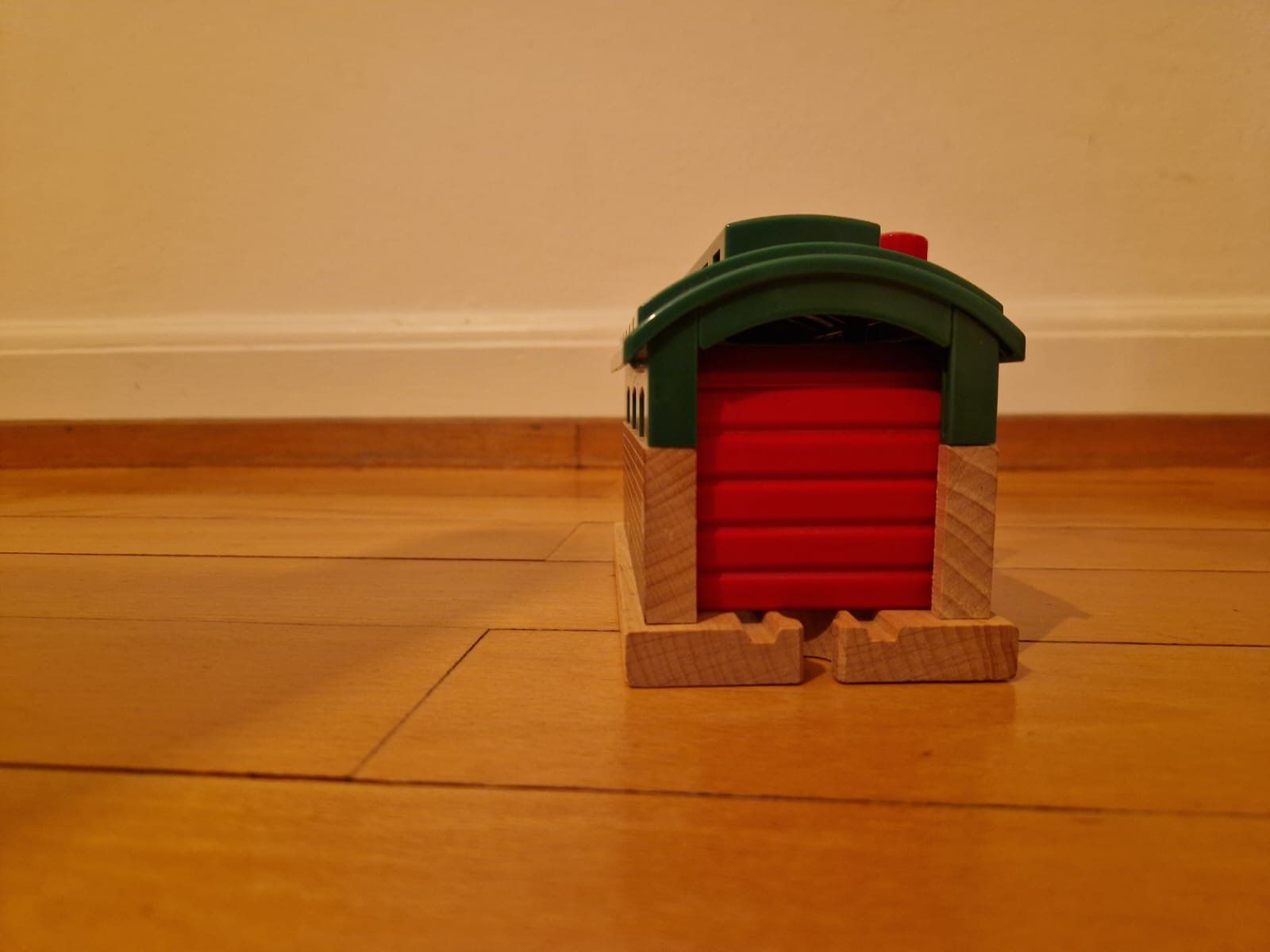 Brio Giocattoli: BRIO Lockschuppen mit Rolltor 33574, Train Garage – Usato da Zürich venduto da mbudgetfan 2
