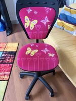 Verstellbarer Kinderdrehstuhl mit Schmetterlingen