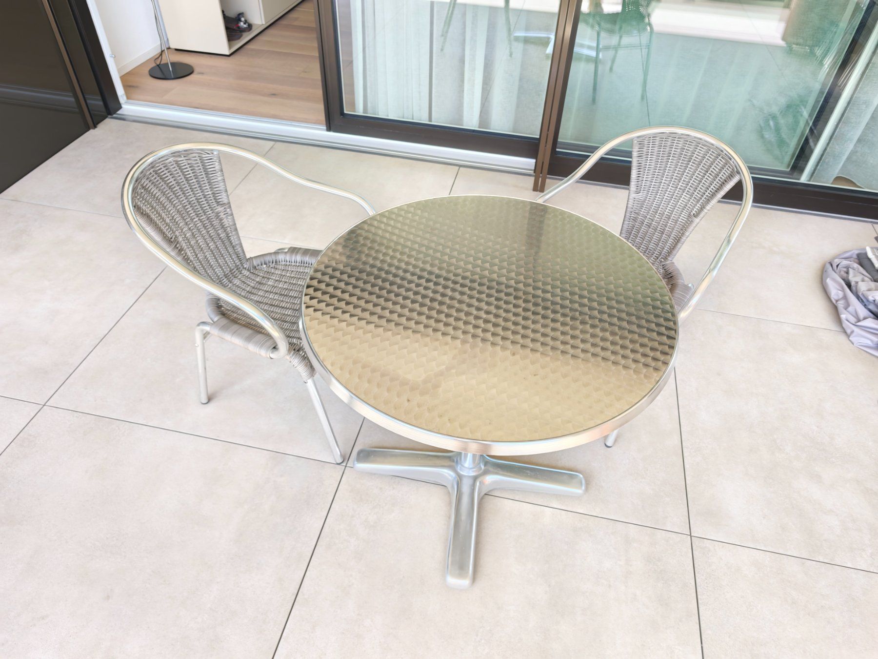 Set di tavolo e panche: Outdoor runder Tisch und 4 Stühle – Usato da Cham venduto da garom