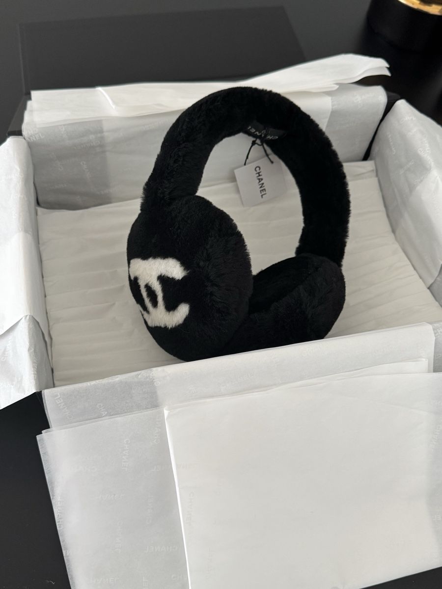 Chanel Copricapi, berretti & cappellini: Chanel Earmuffs CC black ivory NEW – Nuovo e nell'imballaggio originale da Wädenswil venduto da Isa_belle28 3