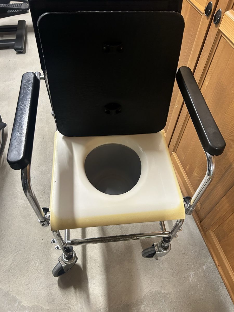 Rollstühle: Toilettenstuhl mit Rollen und Eimer  – Gebraucht aus Aarau von ram_h8yn 2