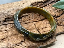 Schöner Jade Armreif, handgeschnitzt, Grösse M (58mm)