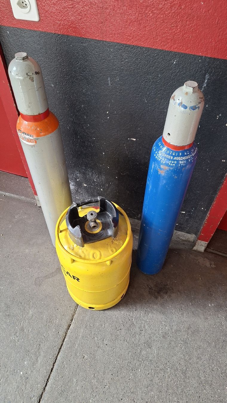 Gas-Geräte & -Technik: 3 Stk. Gasflaschen – Defekt aus Seftigen von 9-10-100-77