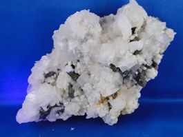 Calcit (UV-Pink) mit Arsenopyrit