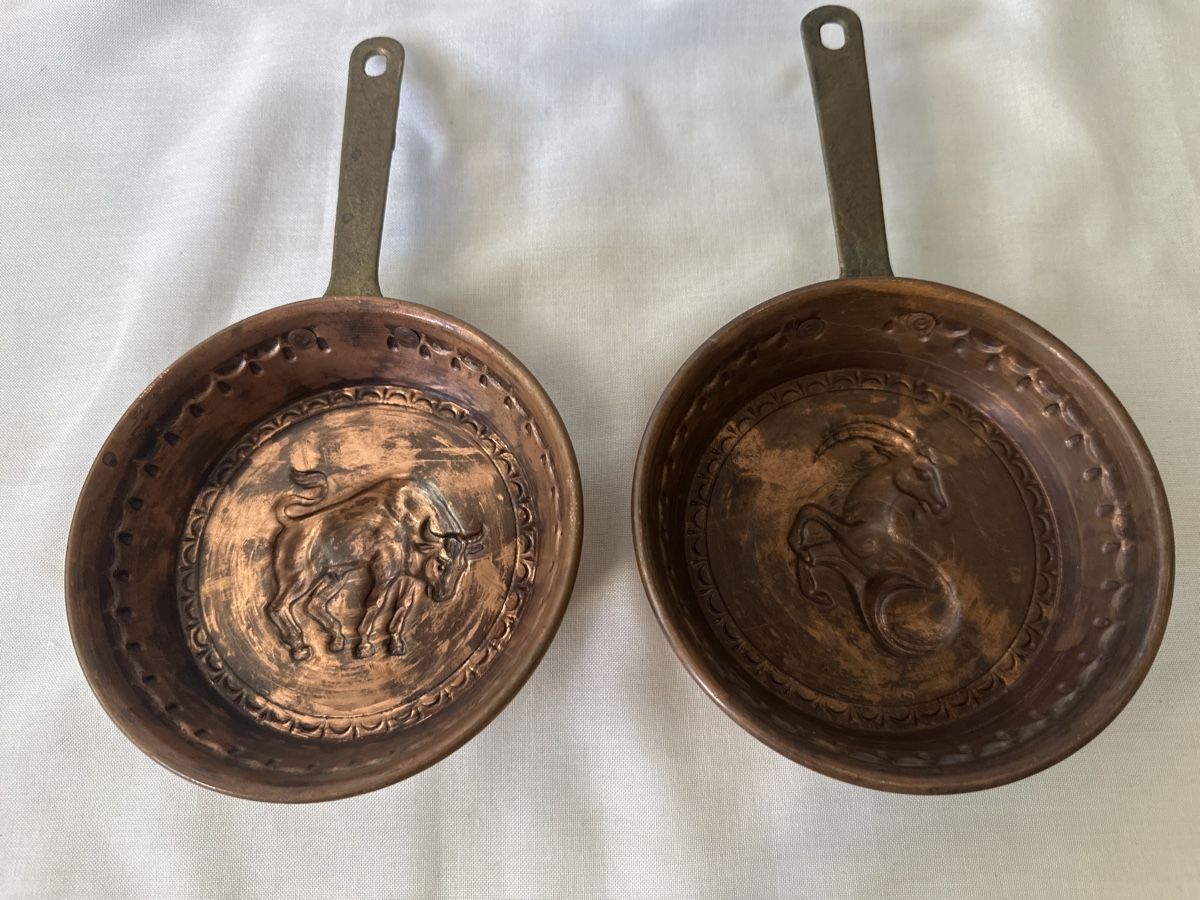 Pfannen: Antike Kupferpfännchen mit Tier-Sternzeichen Relief, 2 Stück – Gebraucht aus Zürich von Chaeffeler 2
