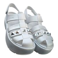 Stylische Crocs Plateau-Sandalen in Silber mit Nieten 
