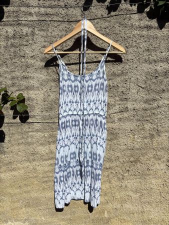 Gemustertes Batik Trägerkleid mit Gürtel Detail und Taschen