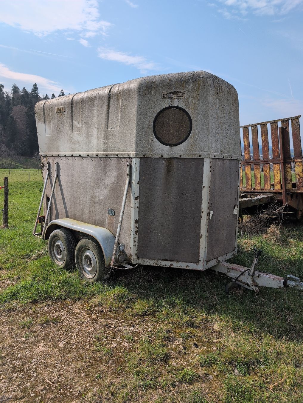 Anhänger: Pferdetransporter – Gebraucht aus Oftringen von Y.Luder