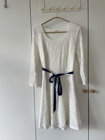 Elegantes Spitzenkleid von Chicorée – Gr. M – Weiss mit blau
