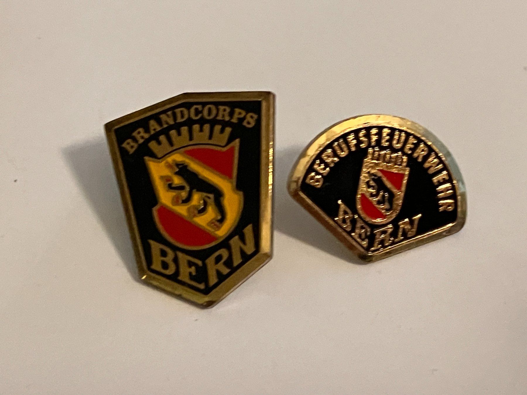 Placchette & Badge: 2 Pin Berufsfeuerwehr Bern – Usato da Basel venduto da djwwpp