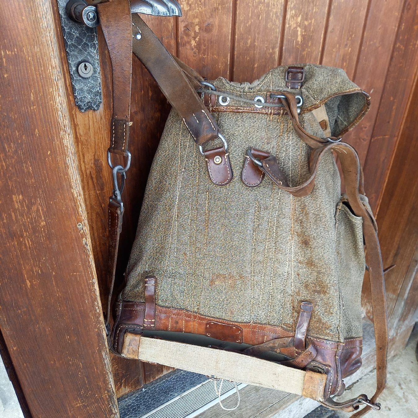 Armée suisse Sacs à dos: Alter Waffenläufer-Rucksack, stark gebraucht – D'occasion à Galgenen par Allerlei8854 8
