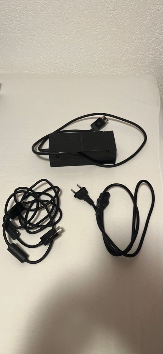 Microsoft Konsolen: Xbox One: Console, 4 jeux, 2manettes, câbles – Gebraucht aus Flanthey von cli_qpg7 3