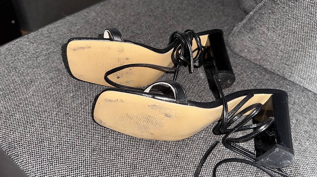 Scarpe da donna: SCHWARZE SANDALETTEN MIT ABSATZ – Usato da Gossau SG venduto da 2002gomes2002 2