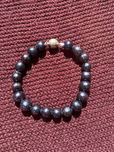 Bracciali & Braccialetti: Armkette Süsswasserperlen dunkel – Usato da Kirchberg BE venduto da Rege