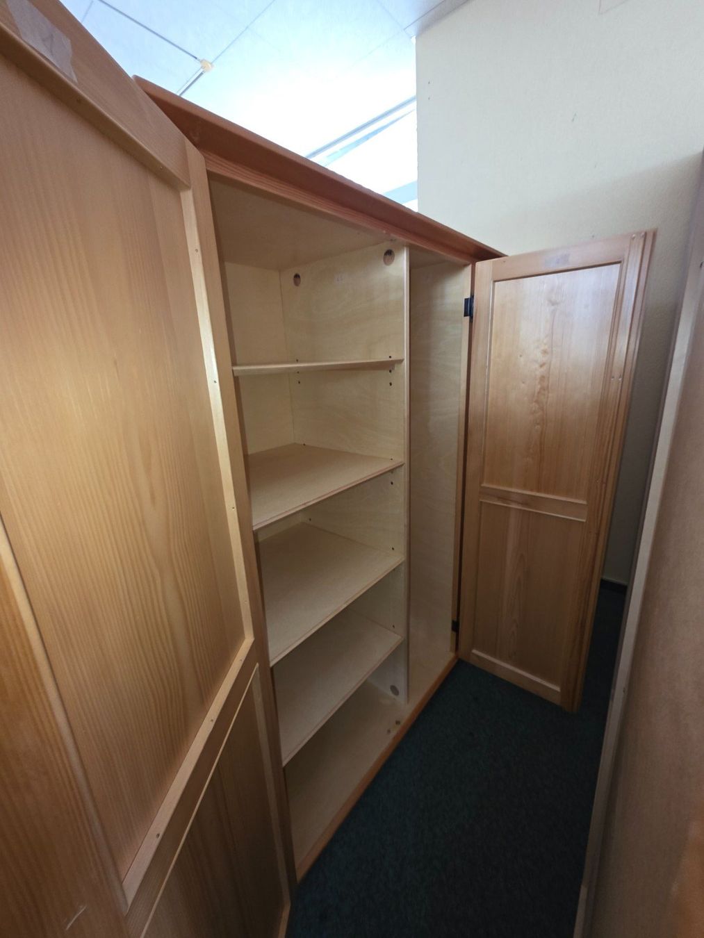 Armadi: Grosser Kleiderschrank in Holzoptik – Usato da Zofingen venduto da BerchtoldBrocki 1