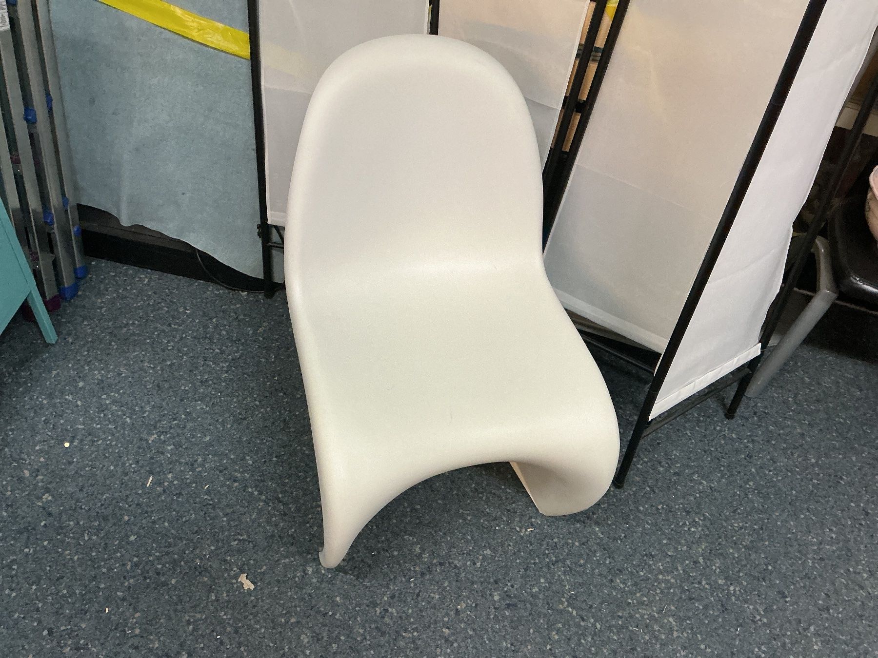 Sedie: Weisser Schalenstuhl von vitra – Usato da Bern venduto da vielerart 1