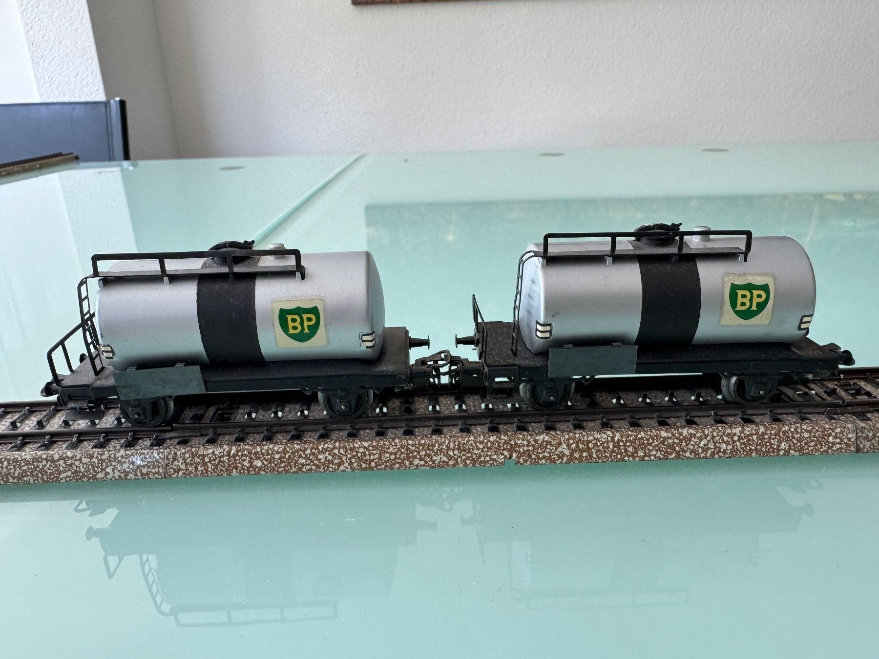 Märklin Modelleisenbahnen: 2 Kesselwagen BP Märklin – Gebraucht aus Köniz von Henebe