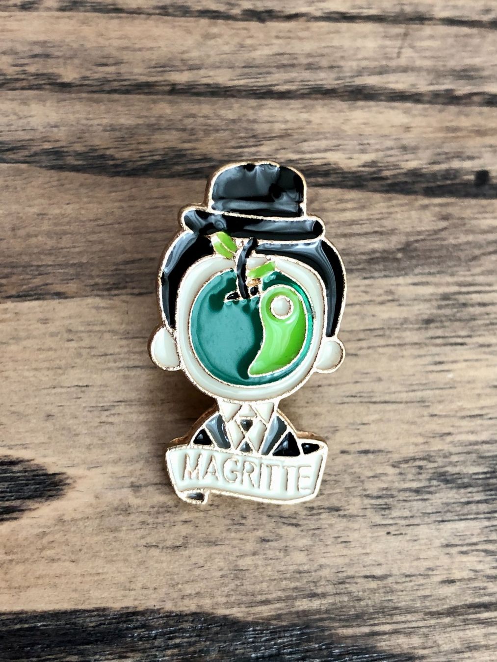 Placchette & Badge: Pin Anstecker Brosche René Magritte – Nuovo e nell'imballaggio originale da Berg am Irchel venduto da Zweiti_Chance
