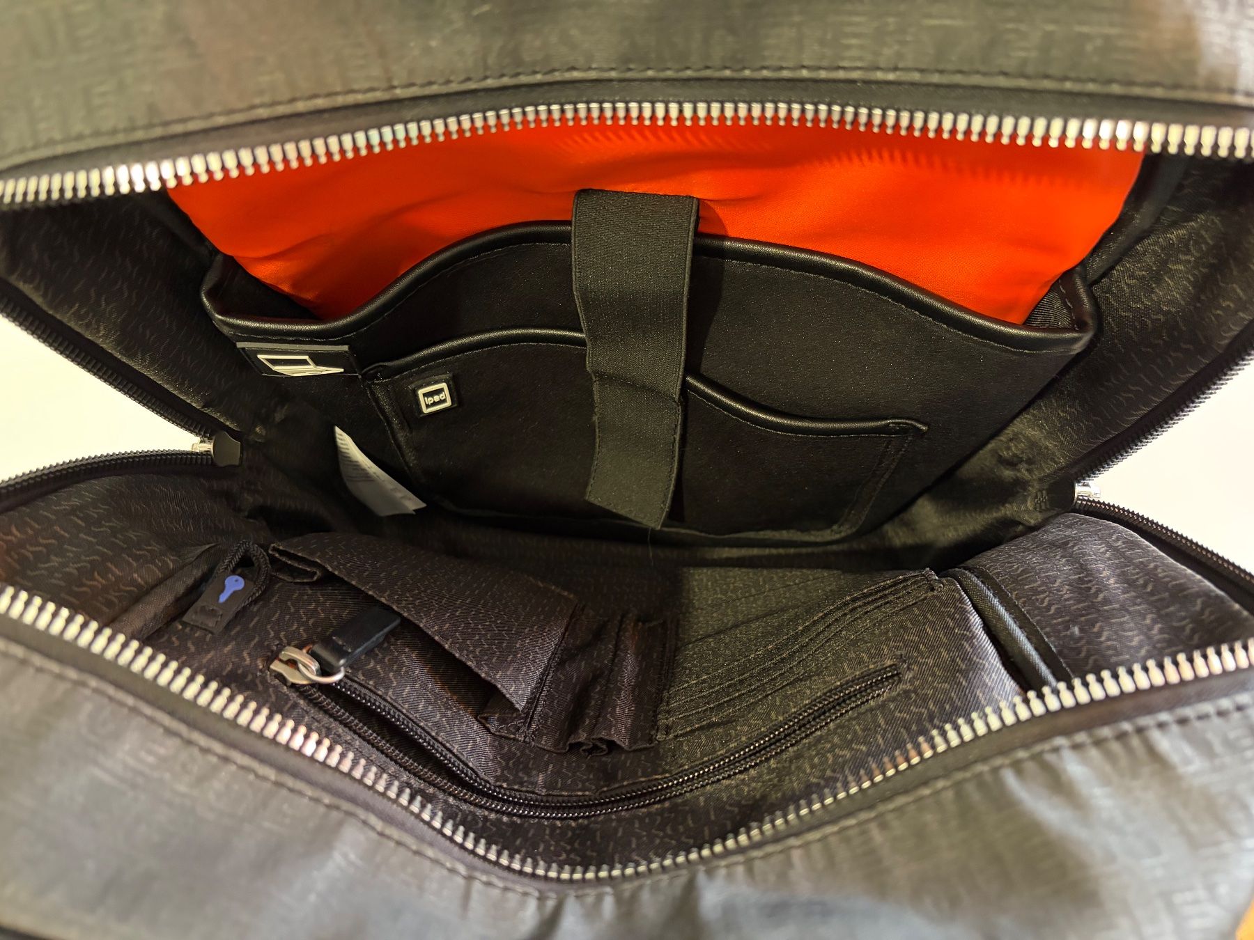 Guess Zaini: Guess Rucksack Schwarz – Usato da Langenthal venduto da Mupho8 6