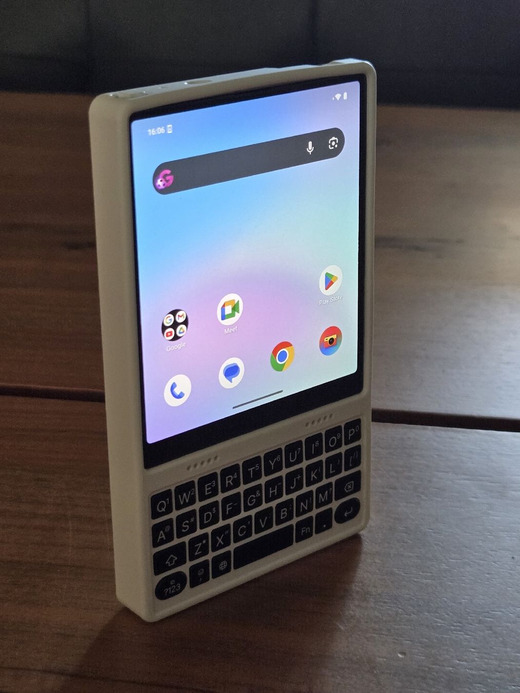 Portables: Ikko MindOne - 4 Zoll OLED Smartphone mit Keyboard Case – Neuf (Voir description) à St. Gallen par SiiirJohn 2