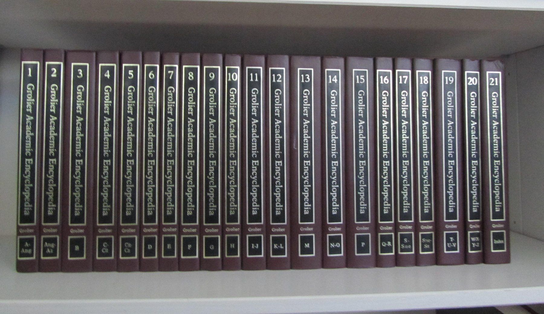 Livres: Grolier Academic Encyclopedia, 1983 – D'occasion à Locarno par edn.vintage