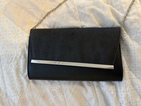 Elegante, kleine schwarze Clutch mit Kette
