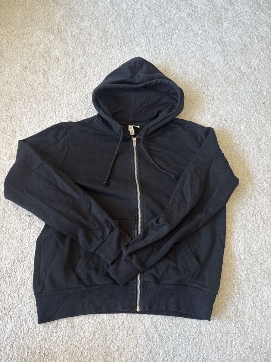 H&M Maglioni & Felpe: Kapuzenjacke schwarz – Usato da St. Niklausen LU venduto da car_2562