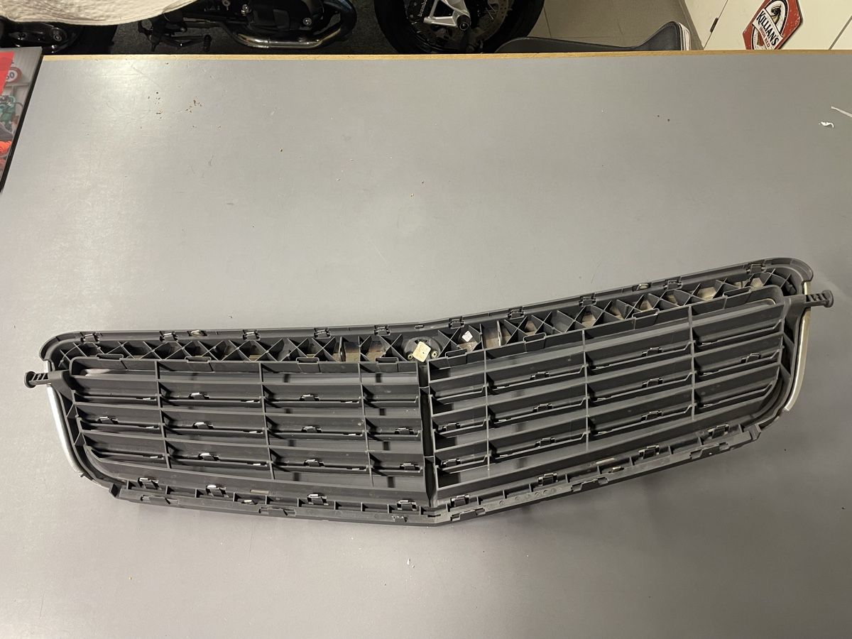 Mercedes-Benz Tutti pezzi di ricambio auto: Original Calandre Mercedes C w204 2007-11 – Nuovo e nell'imballaggio originale da Villars-sur-Glâne venduto da Tos_45 1