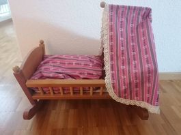 In der Schweiz gefertigtes Puppenbett, Handarbeit