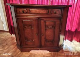 Antiker Holzschrank, mit Schublade.