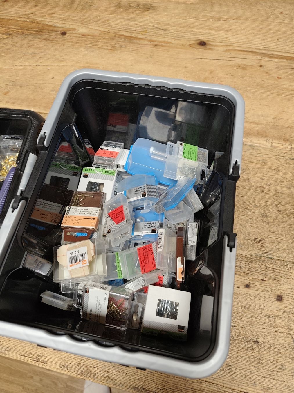 Kit bricolage: Sortiment mit Lochzange Kunststoffboxen – Usato da Langnau i. E. venduto da Acrjl