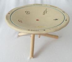 Räucher-Ritualteller mit Holzgestell und Symbolen