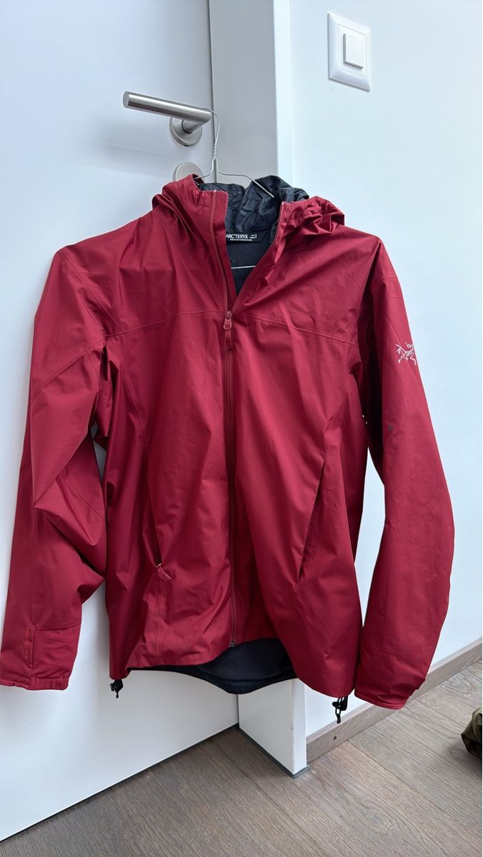 Arcteryx Jacken: Arc'teryx Jacket Red Hooded  – Gebraucht aus Zürich von flo_2wkz