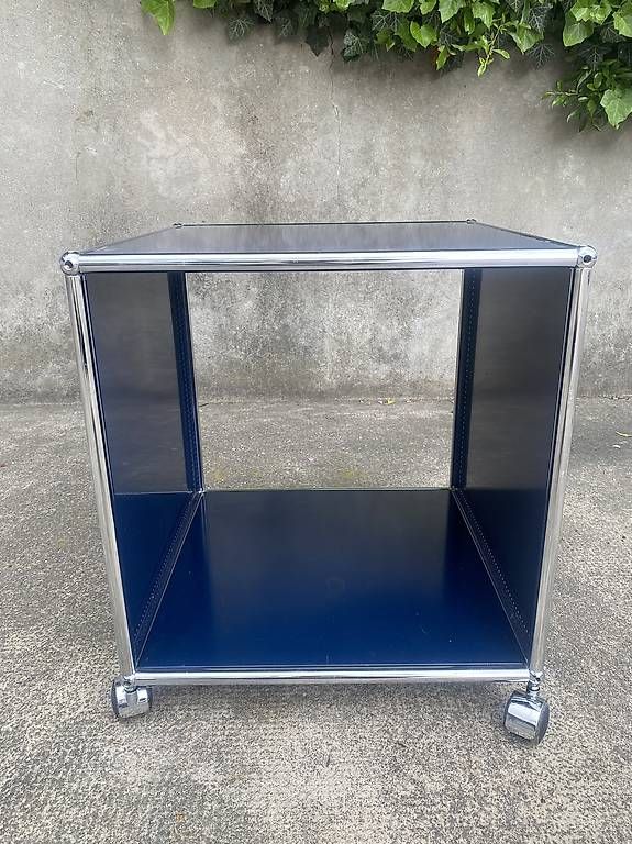 USM Tables: USM Haller Beistelltisch Blau – D'occasion à Basel par ssrover 1