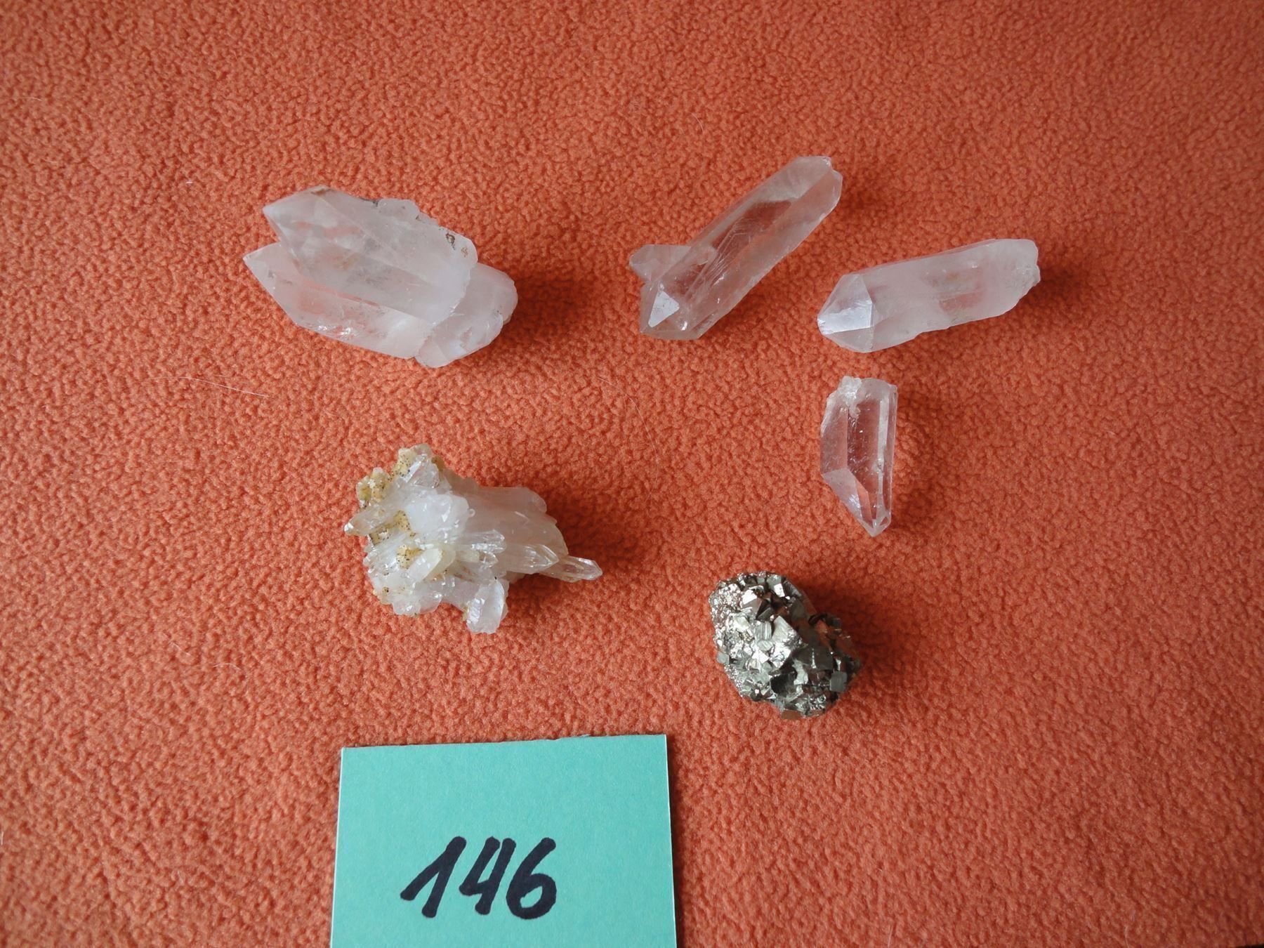 Minerali & Pietre curative: 5 kleine Bergkristalle und ein Pyrit – Usato da Chur venduto da omonia