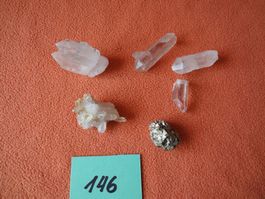 5 kleine Bergkristalle und ein Pyrit