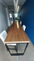 Hoher Tisch mit 4 Hochstühlen