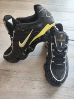 Baskets Nike Shox noir et jaune pointure 40 état neuf