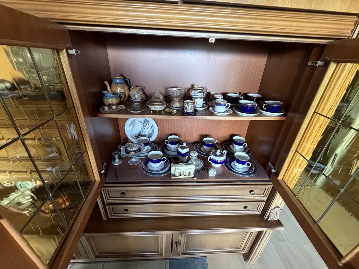 Cassettiere: Grosses Antikes Sideboard – Usato da Zürich venduto da annamontana 2