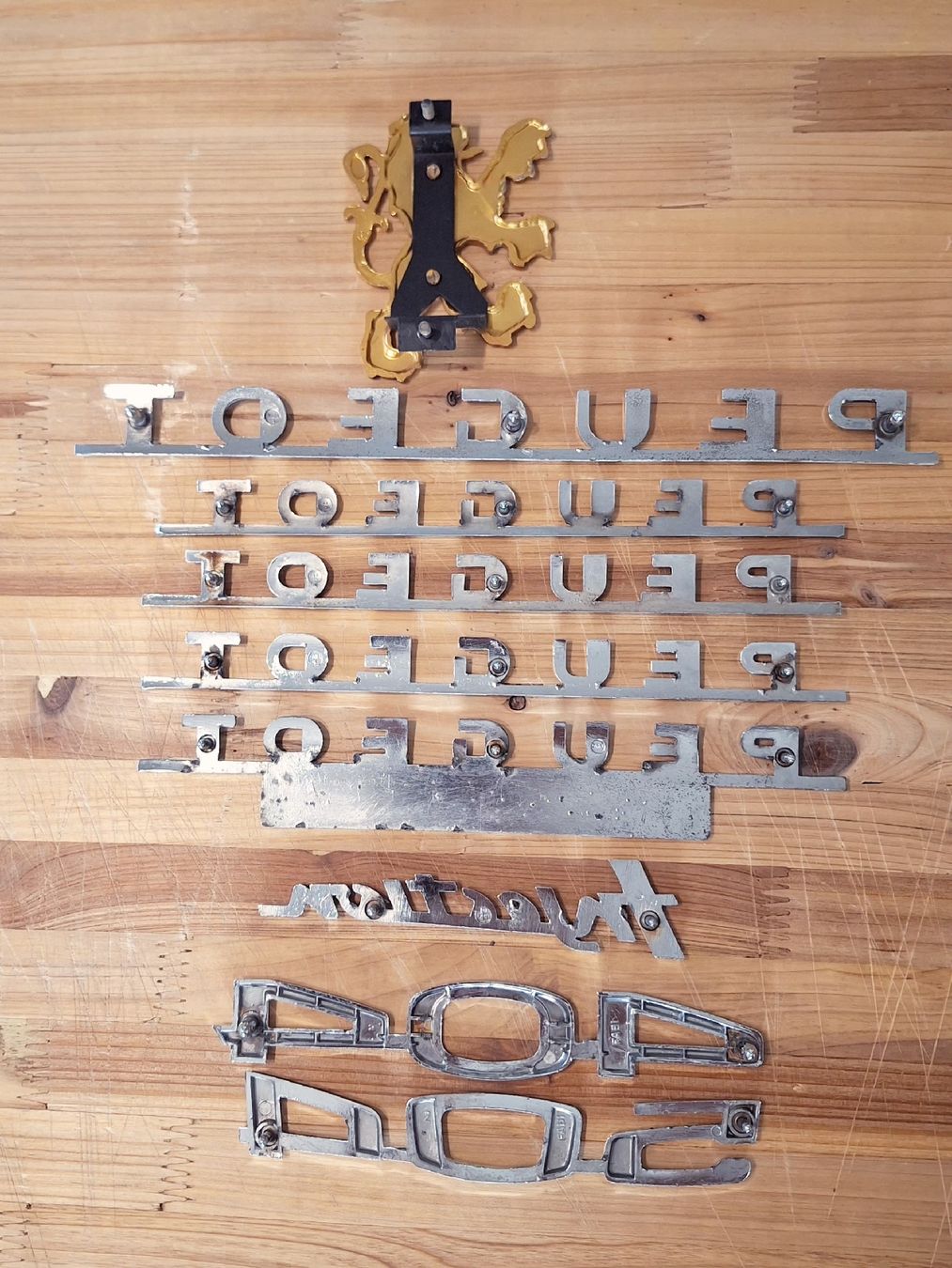 Peugeot Tutti pezzi di ricambio auto: Peugeot Oldtimer Embleme 404/504 – Usato da Triesen venduto da BLACKSHEEP75 1