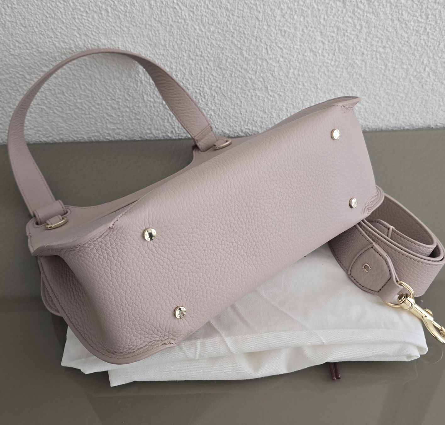 Aigner Borse da donna: Handtasche Aigner Fliederfarbig Leder – Nuovo e nell'imballaggio originale da Untereggen venduto da cla_kb2w 3