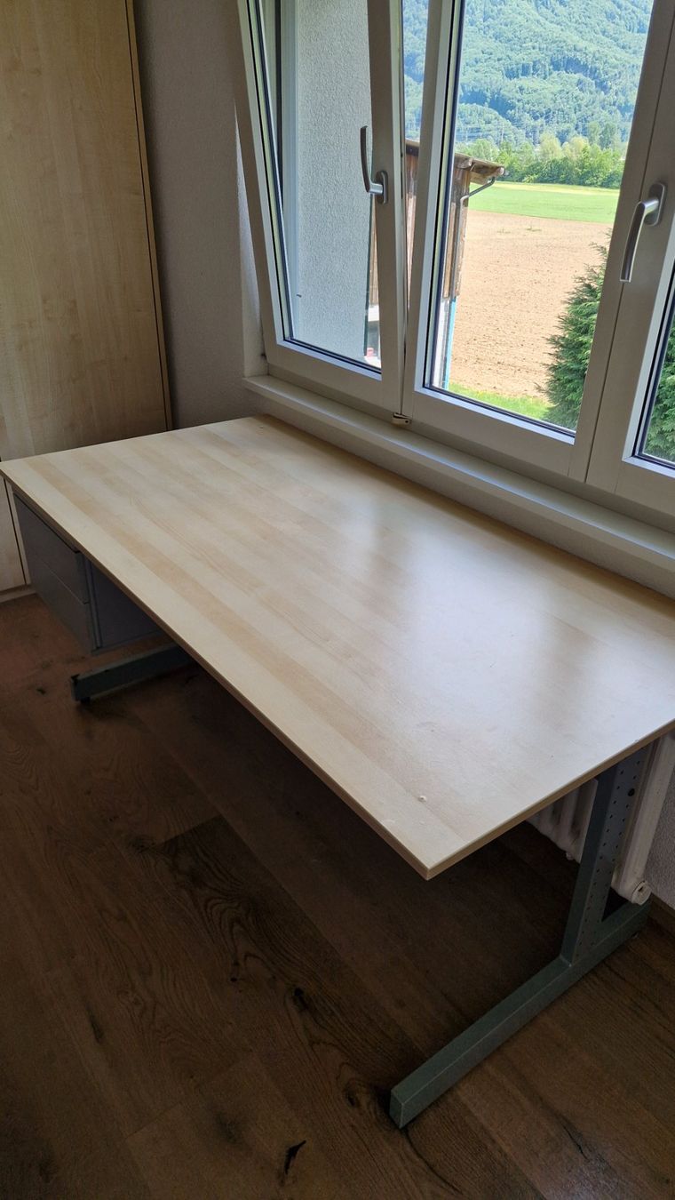 Scrivanie: Gebrauchter Schreibtisch mit Schubladen – Usato da Altendorf venduto da Endlesssummer03 2