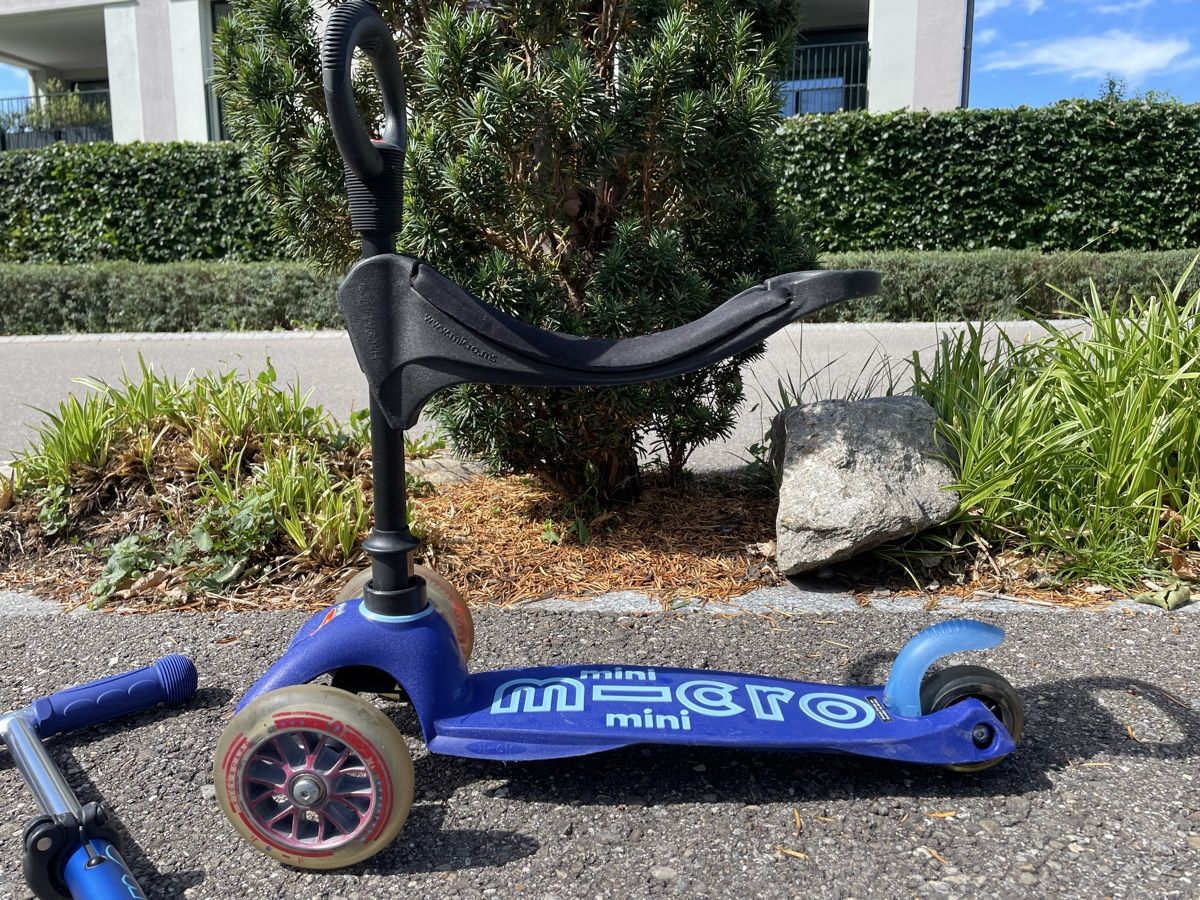 Micro Kickboard: Kinderroller Mini Micro blau mit Sitz guter Zustand – Usato da Uster venduto da Jemedi