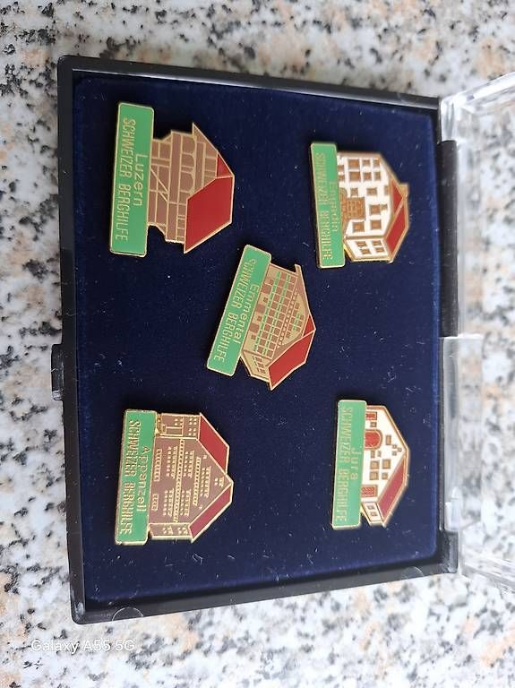 Plaquettes & Badges: 1Set Bauernhäuser ,1Set Kirchen mit einem Bauernhaus  – D'occasion à EBIKON par Adriana76. 1