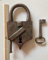 Vorhängeschloss aus dem Mittelalter - Uraltes Schloss