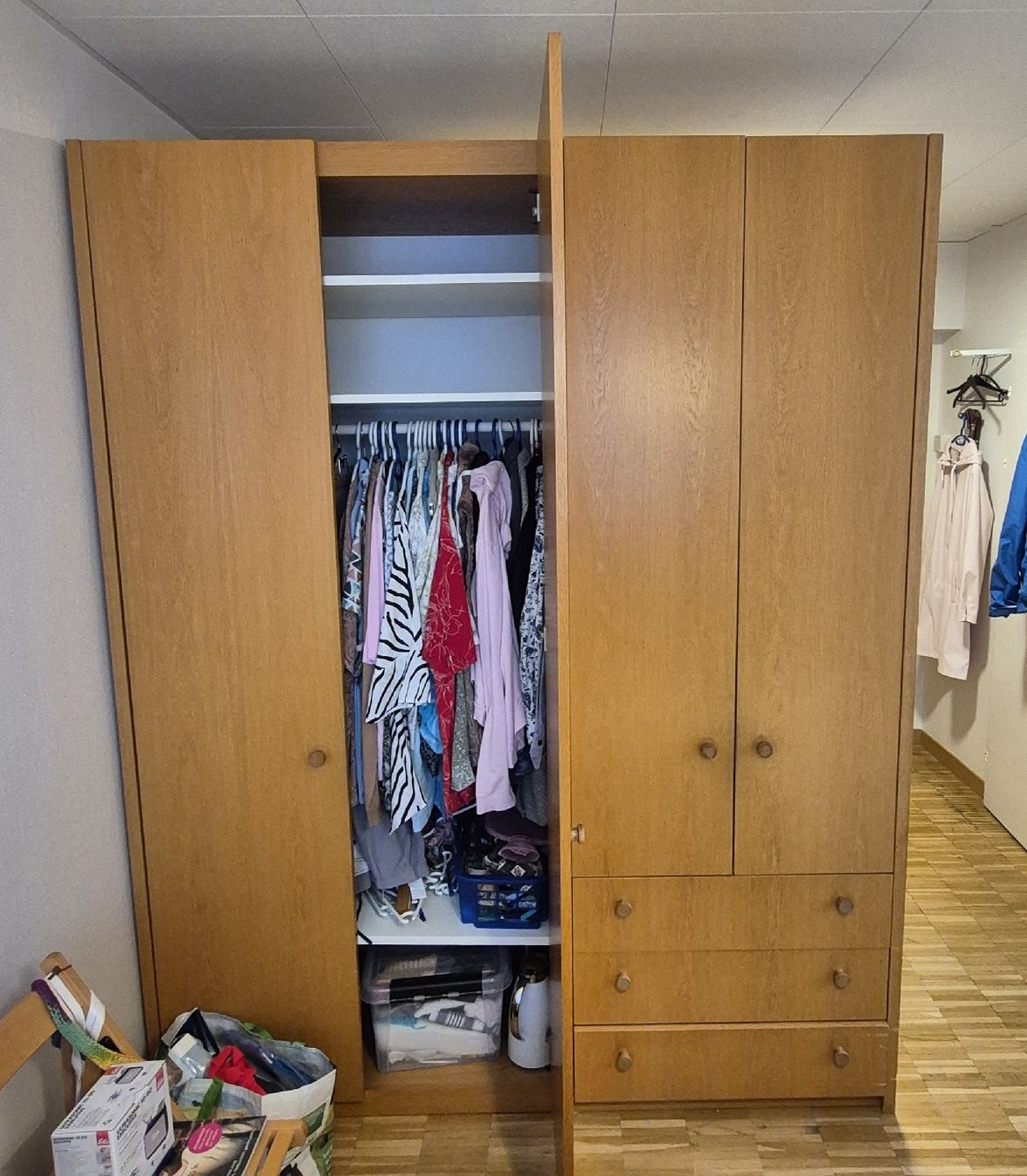 Armadi: Hochschrank 6-türig, Eiche. – Usato da Dübendorf venduto da sutev 2