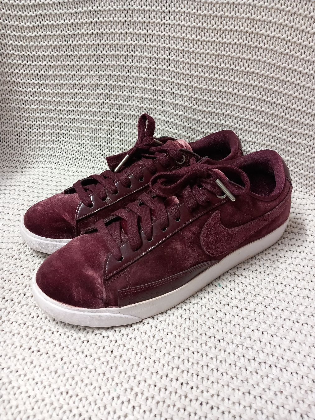 Nike Scarpe da donna: NIKE Samt Sneaker Gr.40 Bordeaux – Usato da Merligen venduto da muss_haben
